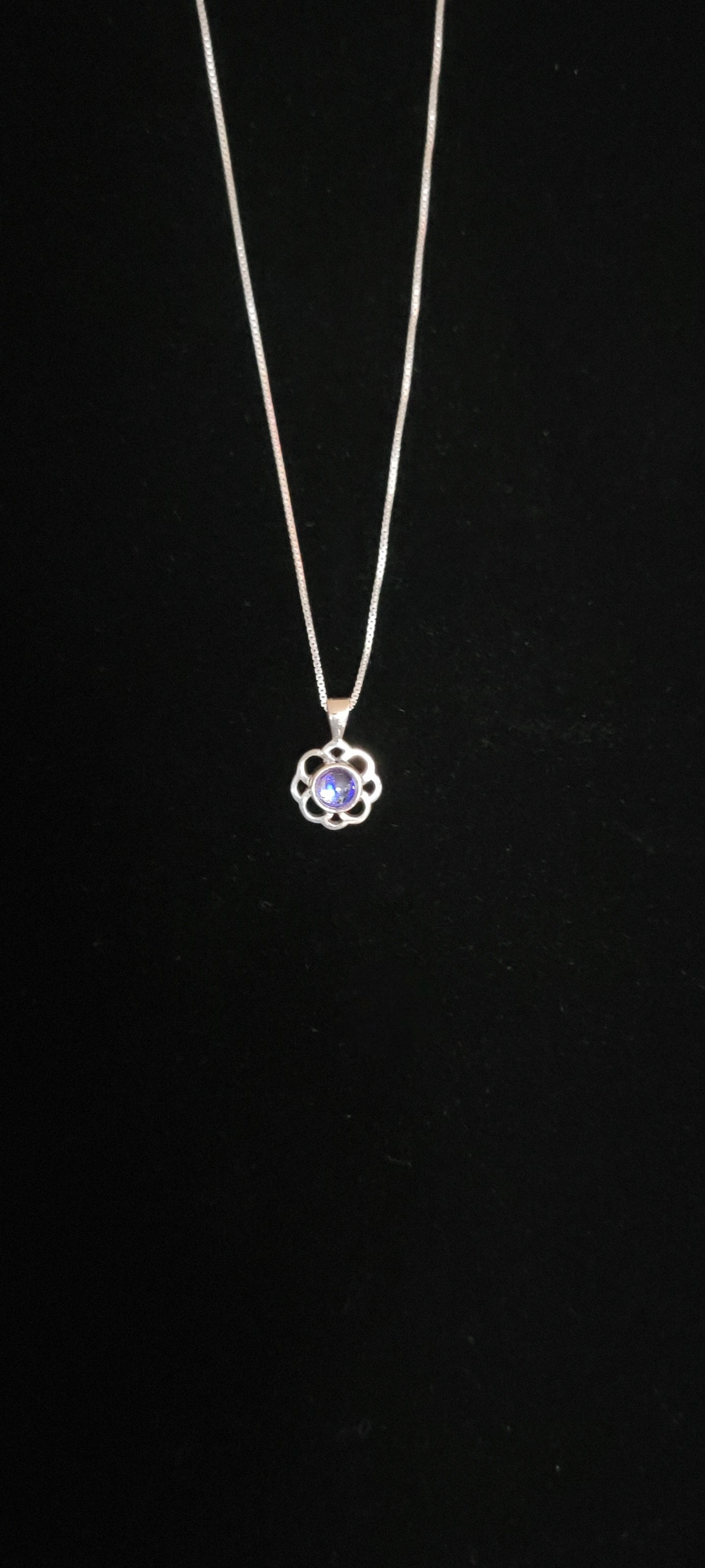 Dainty Loop Flower Necklace